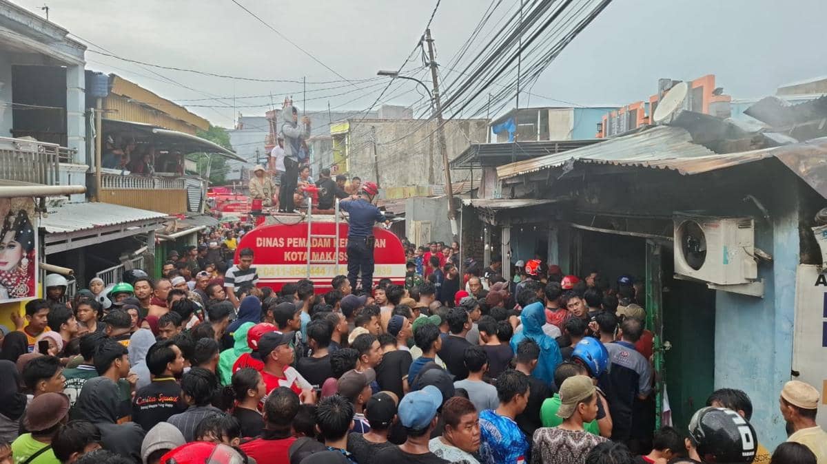 Suasana lokasi kebakaran di kawasan pemukiman padat penduduk, Kelurahan Pannampu, Kecamatan Tallo, Kota Makassar, Kamis (12/6/2025). (Dok. Istimewa)